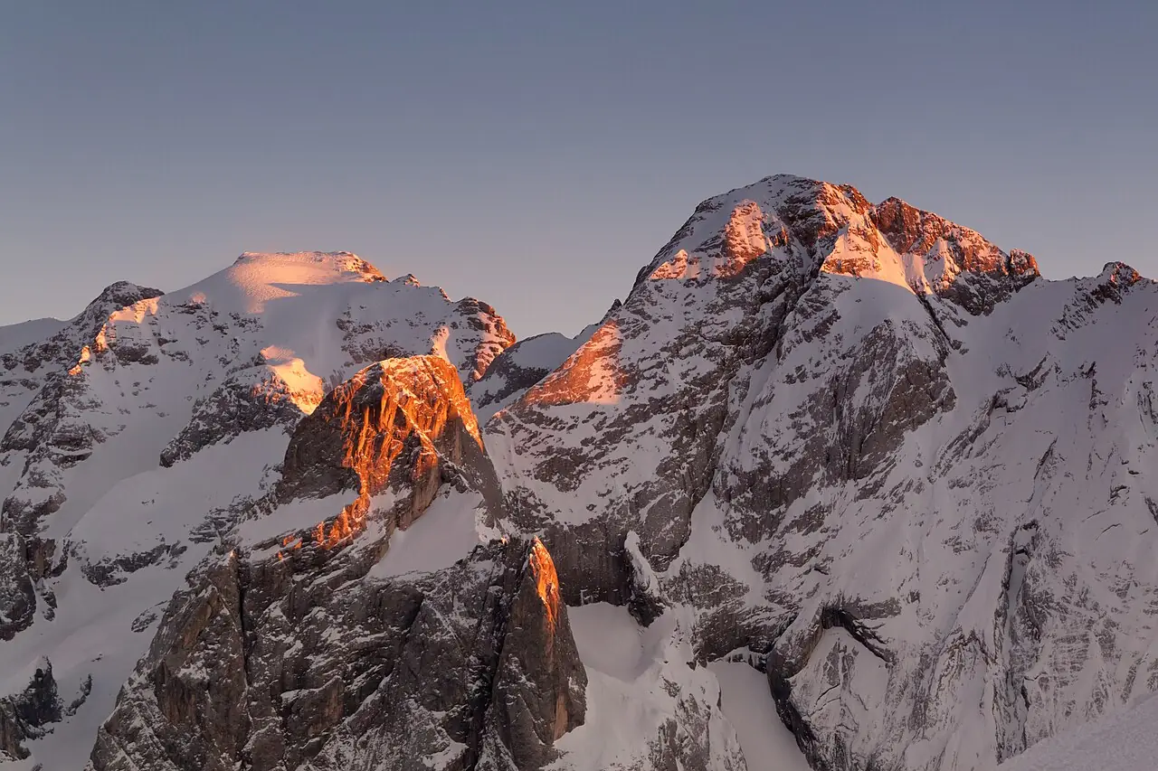 Le Dolomiti, la Marmolada al tramonto